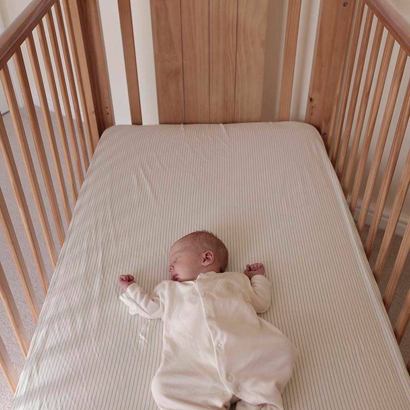 Так ребенку спать безопаснее всего, хотя выглядит это довольно непривычно. Фото: Glandwr&nbsp;/ iStock