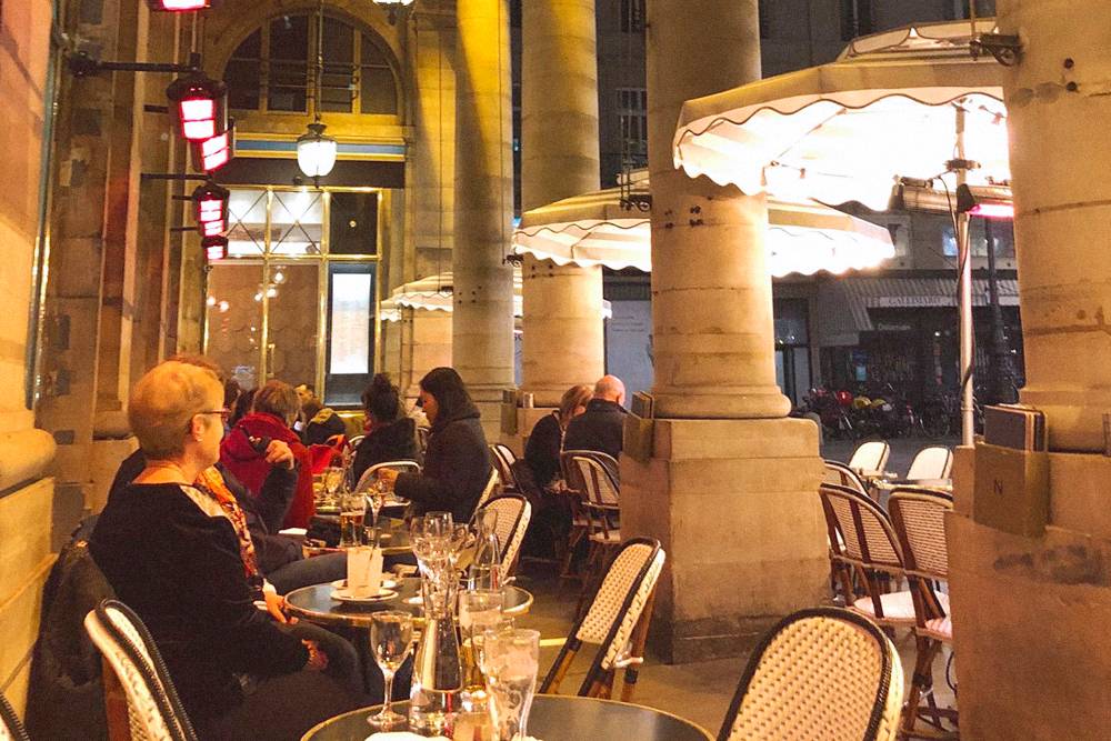 Красивое кафе с видом на станцию метро «Пале-Рояль» и вкусными десертами