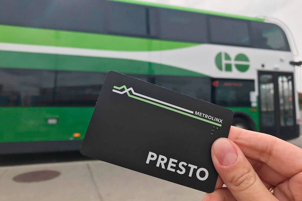 Карточка Presto и двухэтажный автобус, на котором можно доехать до Торонто