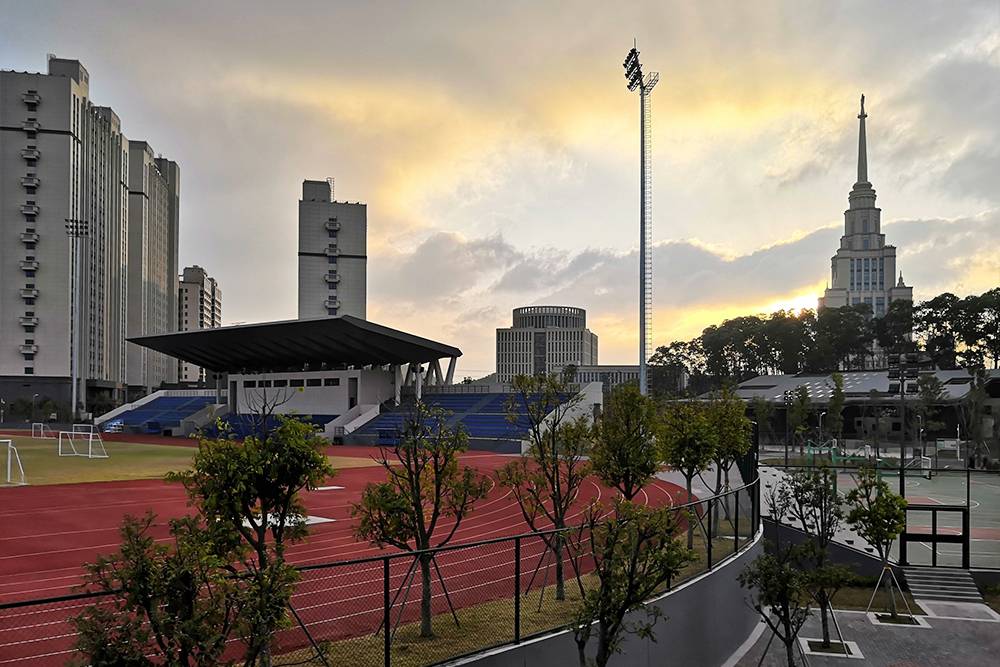 Вид на университет со спортивного стадиона