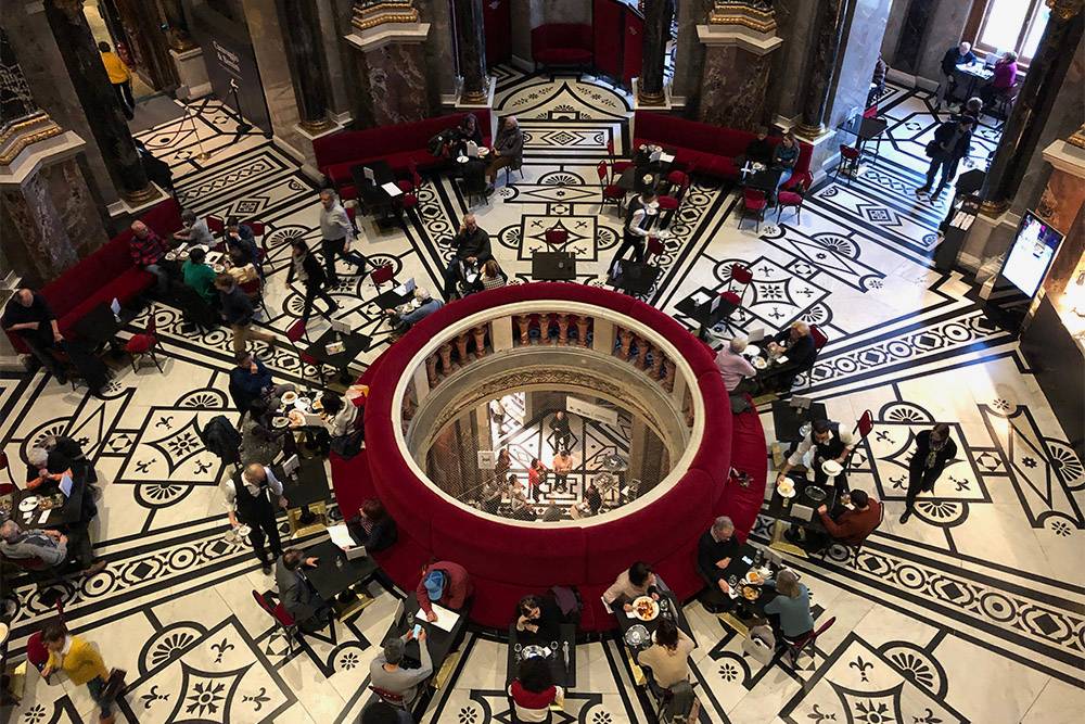 Кафе в музее истории искусств — одно из самых фотографируемых в Вене