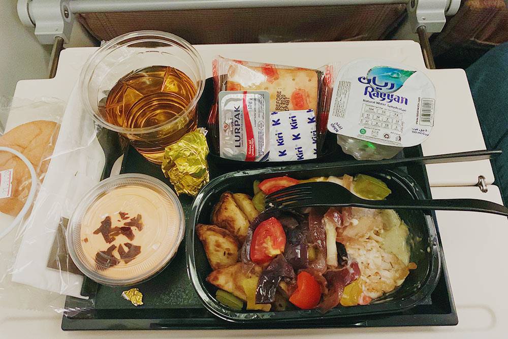 Еда на одном из рейсов: горячее, булочка, масло, крекер, десерт, вода, сок
