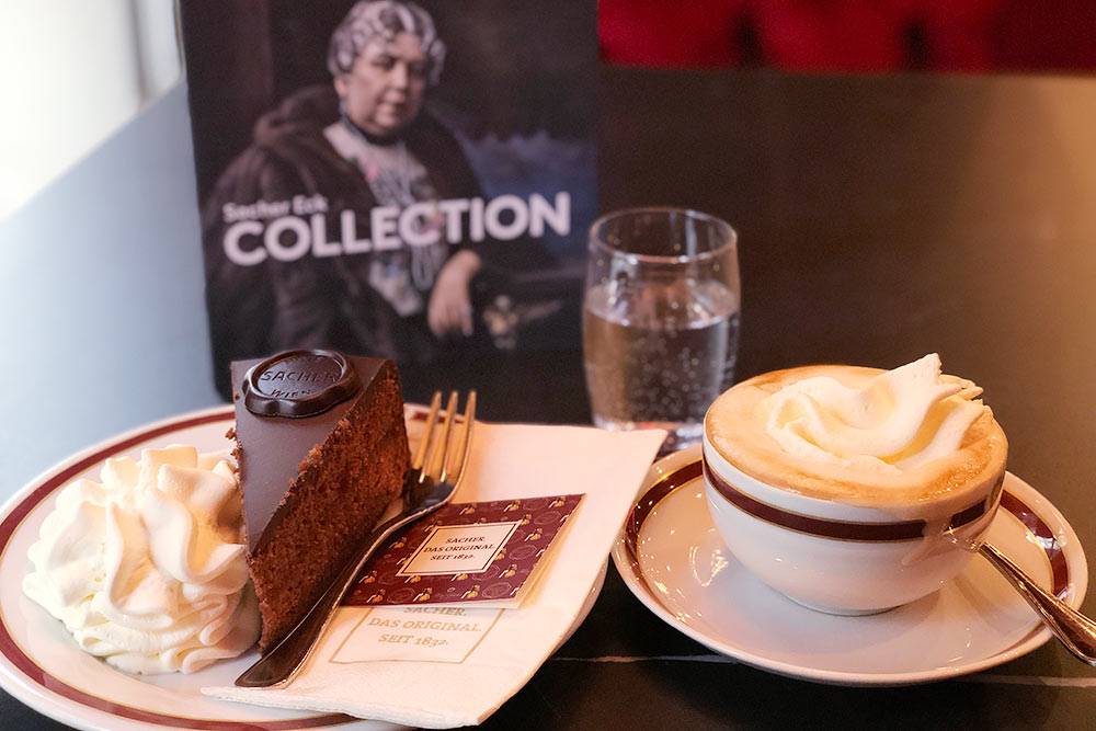 Кофе с&nbsp;пирожным в&nbsp;популярном кафе «Захер» стоит почти столько, сколько огромный шницель в&nbsp;«Фигльмюллере» — около 15 € (1363 <span class=ruble>Р</span>)