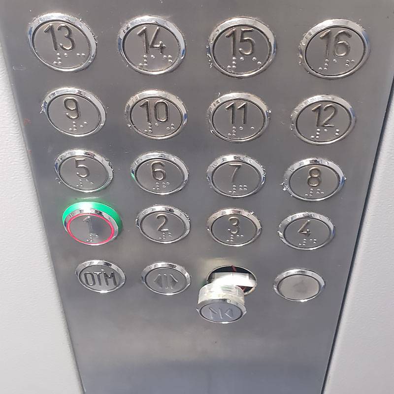 В лифте давно сломана кнопка