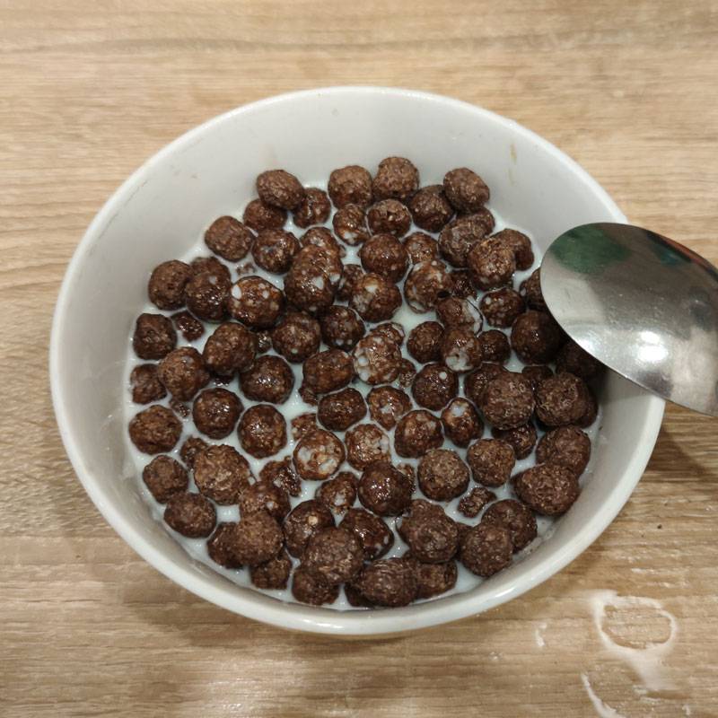На завтрак у сына шоколадные шарики из «Вкусвилла» с безлактозным молоком