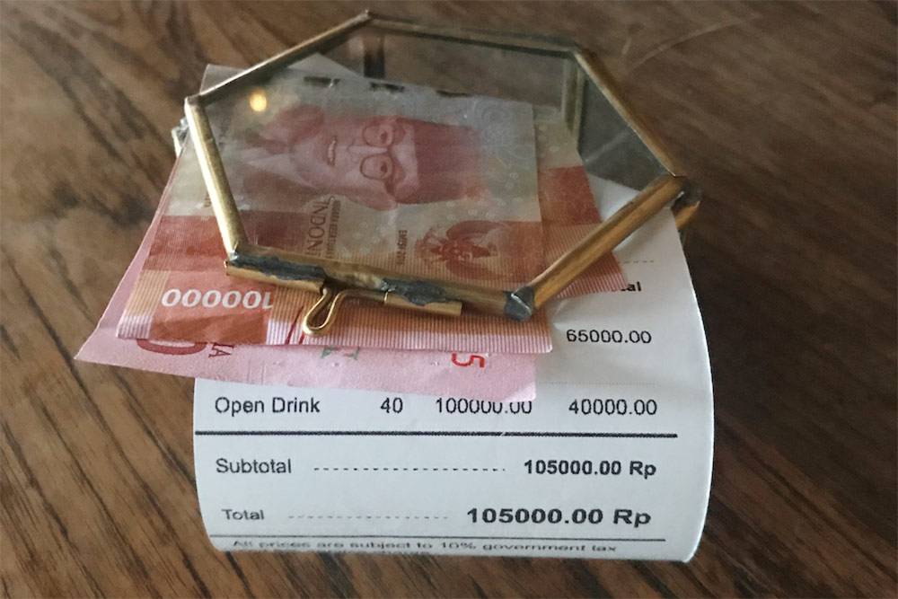 Мой счет в кафе: 100 000 Rp (744 <span class=ruble>Р</span>) — это самая крупная купюра в Индонезии.