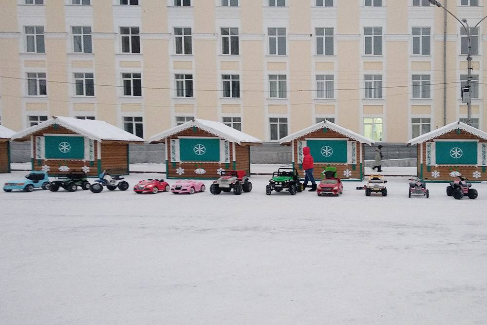 Сыктывкарские дети катаются на машинках в любое время года