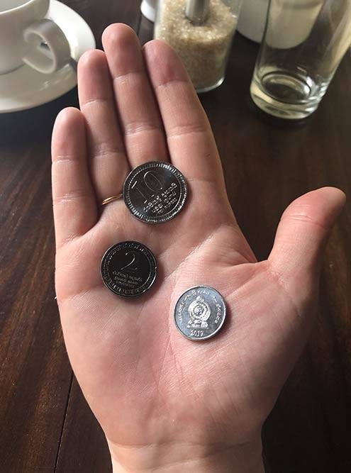 1 LKR — самая мелкая монетка, она внизу