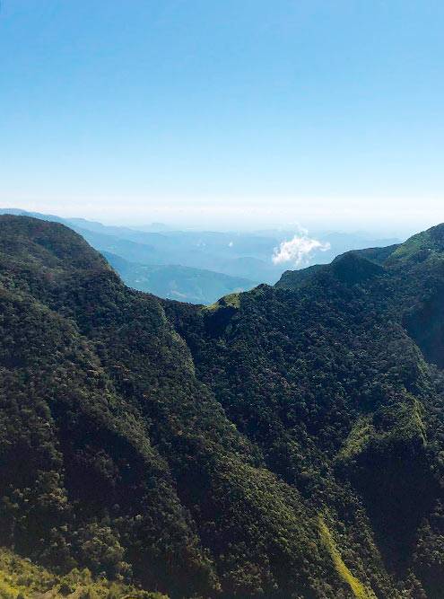 Вид с обрыва. Горы кажутся бархатными. Облако, виднеющееся вдалеке, долетело до нас, и пару минут мы стояли в полном тумане