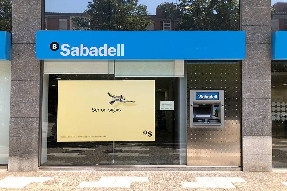 Вход в банк Sabadell и банкомат. Во время пандемии прийти в банк можно только по предварительной записи. Сотрудники стараются решать все вопросы удаленно