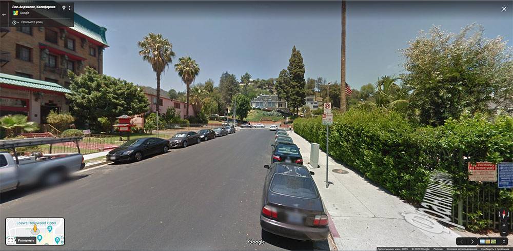 Я заранее искал парковочные места через режим просмотра улиц в «Гугл-картах». Это улица, на которой мы жили в Лос-Анджелесе. На знаке сказано, что парковка без&nbsp;специального разрешения тут запрещена в любое время