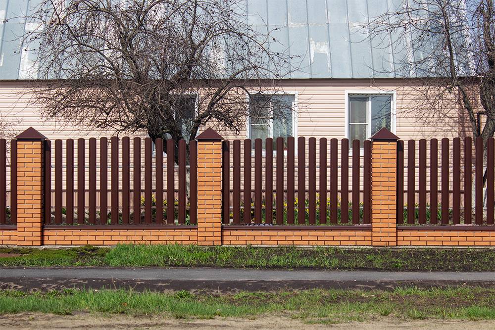 Забор между соседями из чего сделать в частном доме недорого