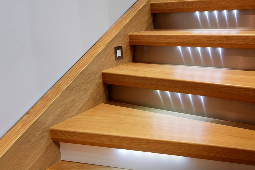 Навигационный свет еще называют подсветкой пола. Здесь светильники на уровне ног помогают пройти по лестнице, при этом не надо включать верхний свет. Источник: Offscreen / Shutterstock