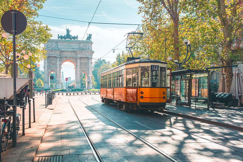 В Милане до сих пор в качестве общественного транспорта используют старинные трамваи. Их запустили в двадцатых годах прошлого века