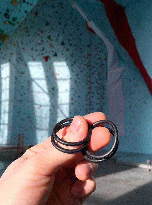 Ребята нашли замену дорогим фирменным фиксаторам — резиновые кольца по 3,3 рубля за штуку. Их производит российская компания «Рост-Техно»