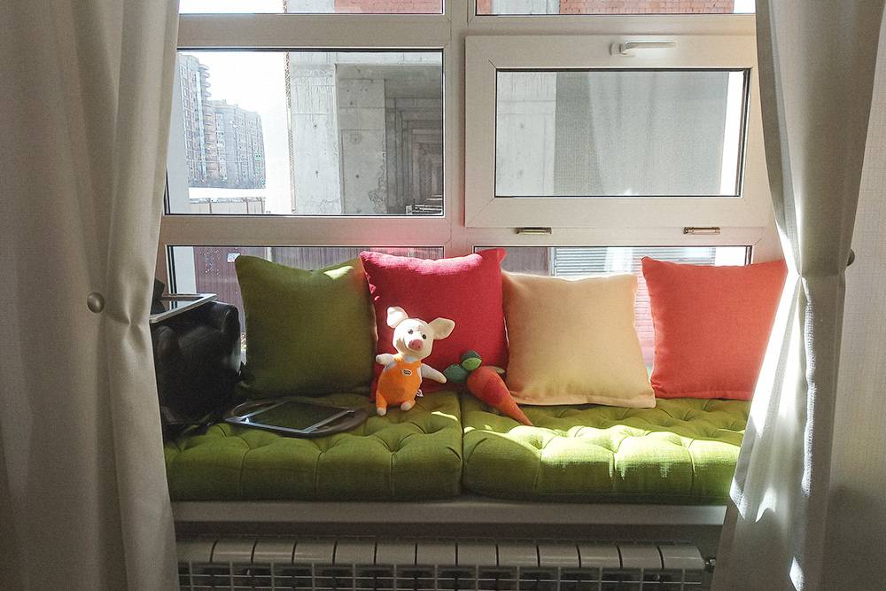 В студии на подоконниках лежат подушки. На лето — зеленые, на зиму — оранжевые. Сменные подушки можно было&nbsp;бы и не покупать