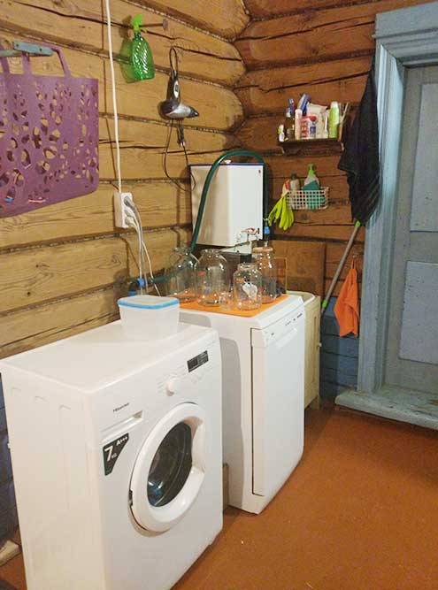 Сейчас так выглядит наш техноблок: мойдодыр с&nbsp;подогревателем воды, стиральная и&nbsp;посудомоечная машины