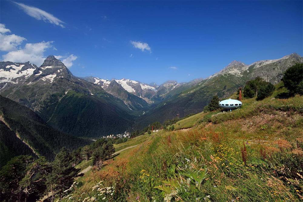 Вид с горы Мусса-Ачитара. Справа — знаменитая гостиница «Тарелка». Источник: pibig.info