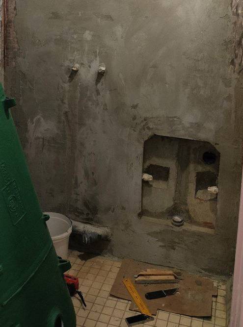 А вот так ванная стала выглядеть после того, как трубы были убраны внутрь стены