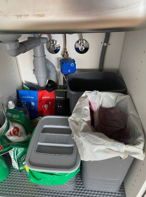 Под раковиной у нас стоят два контейнера: один для органики, другой для пластика и неперерабатываемых отходов