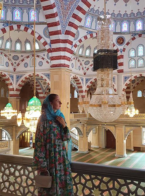 Тем, кто одет не по правилам, на входе в мечеть обязательно выдают абаю — традиционное платье в пол с длинными рукавами — и платок, чтобы покрыть волосы