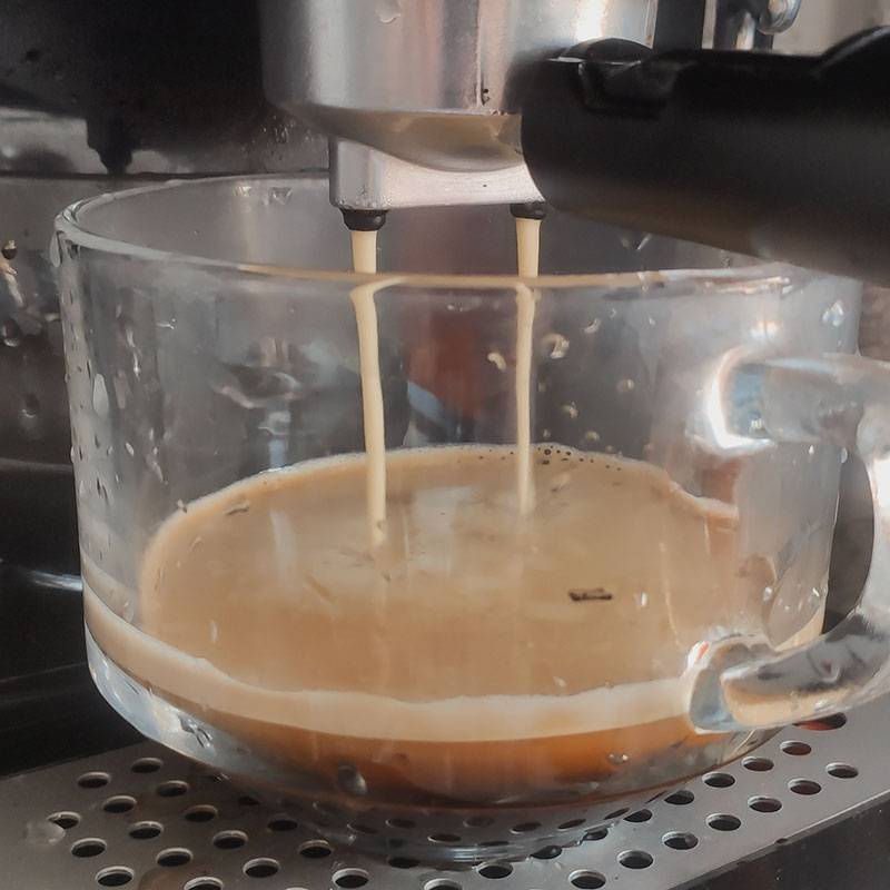 Кофе прямиком из кофеварки. Из такой большой кружки я не пью, просто она единственная прозрачная, которая удобно встает под&nbsp;рожок
