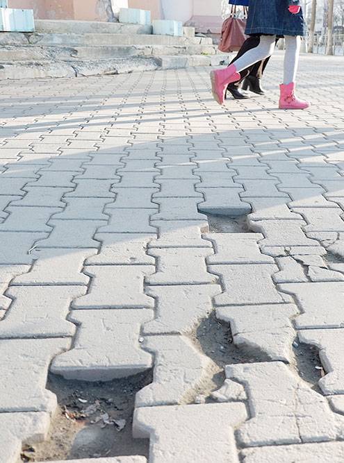 Дырявая тротуарная плитка — типичная картина для Южно-Сахалинска