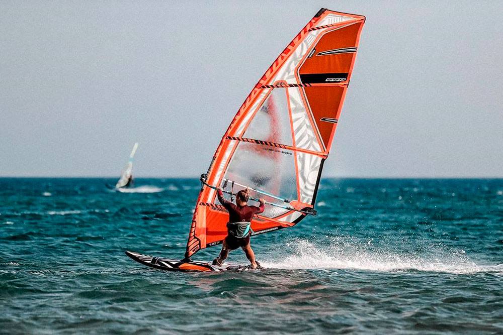 На Прасониси учат виндсерфингу, многие преподаватели владеют русским. Два часа групповых занятий в среднем стоят 75 €