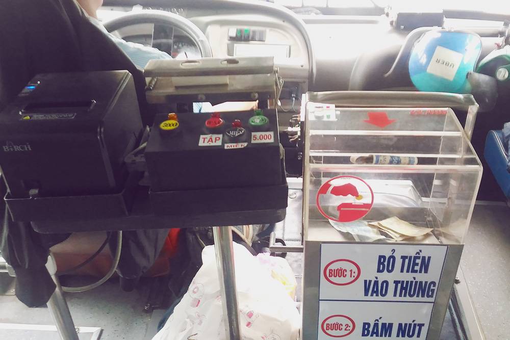 Вот такие аппараты стоят в автобусах Хошимина. Нужно опустить деньги в прозрачный ящик и нажать на кнопку, чтобы распечатать билет