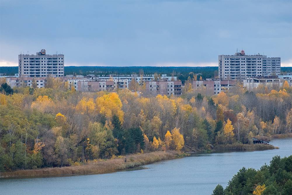 Вид на город с портовых кранов