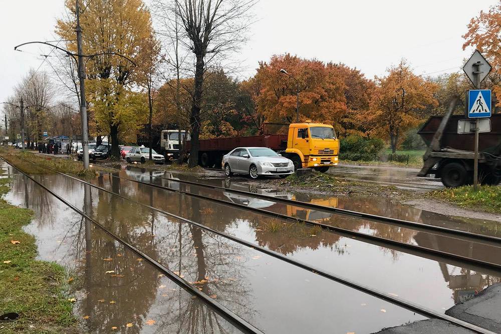 Если дождь идет больше чем полдня, то трамвайные пути, дороги и тротуары медленно исчезают под&nbsp;водой