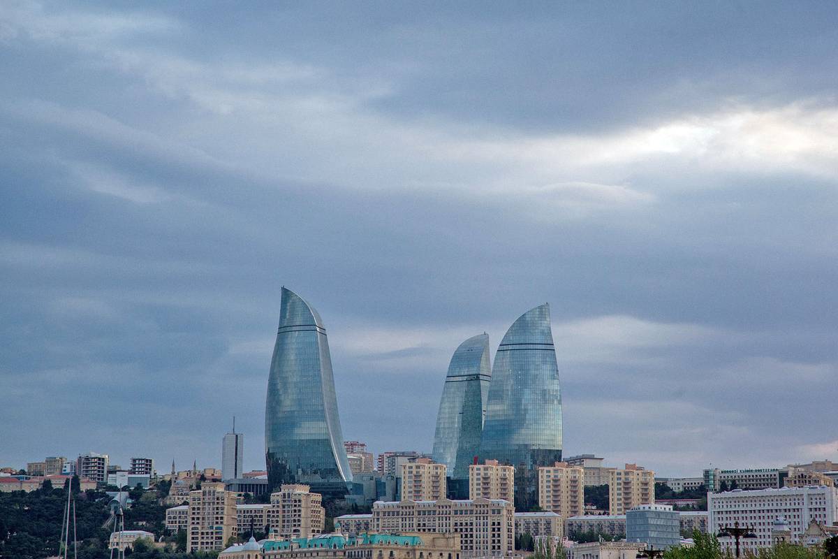 От старого города можно подняться к Пламенным башням. Эти небоскребы — визитная карточка Азербайджана
