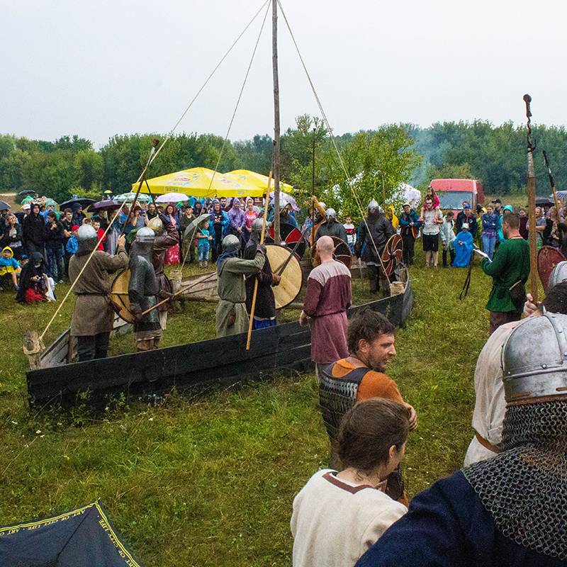 В Липецкой области ежегодно проходит фестиваль исторической реконструкции «Ладейное поле». Мне надо было написать про&nbsp;него репортаж, и мы ездили всей семьей