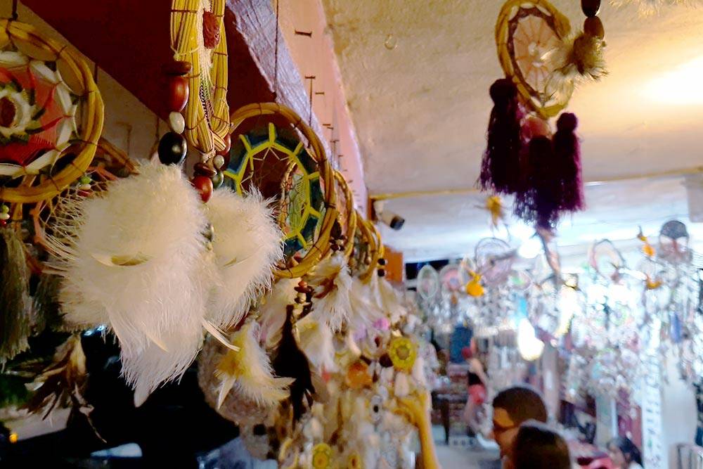 Разнообразные ловцы снов на рынке в Бакаларе, сделанные вручную из ниток и перьев, стоят 100 MXN (369 <span class=ruble>Р</span>)