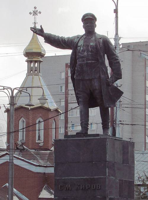 Памятник Кирову на площади имени Лепсе