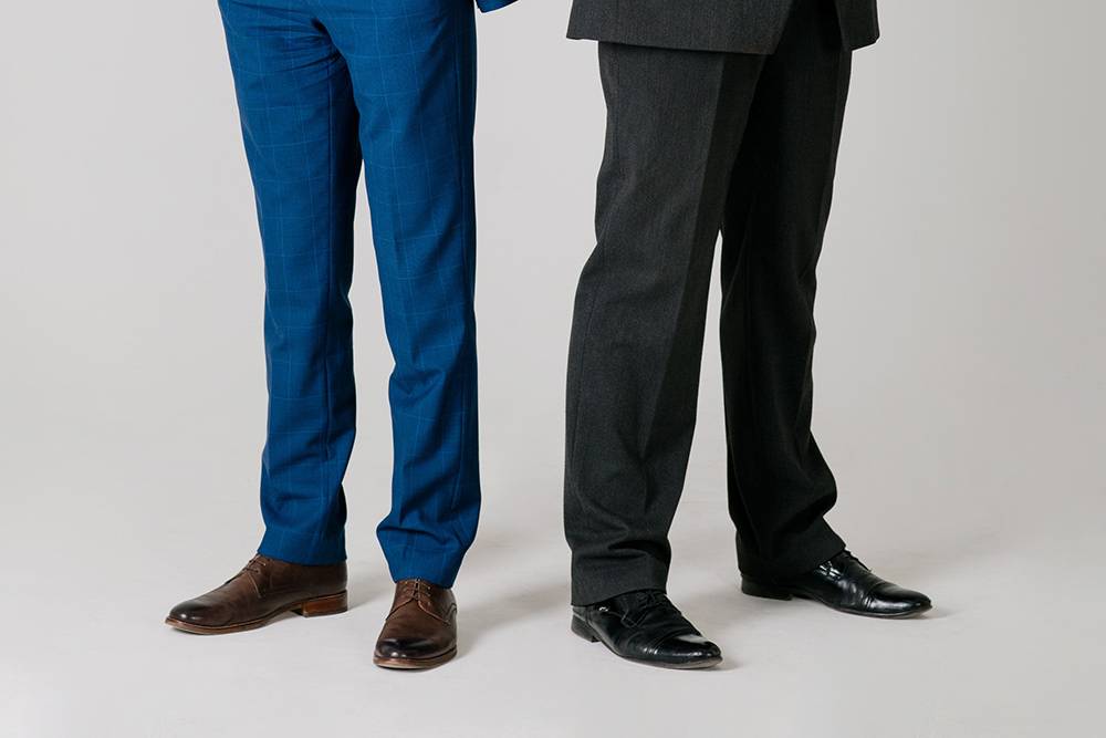 Серые брюки классические, синие — немного укороченные и зауженные. Хотя в&nbsp;последнее время мода изменилась так, что стандартом стал фасон как у&nbsp;синих брюк
