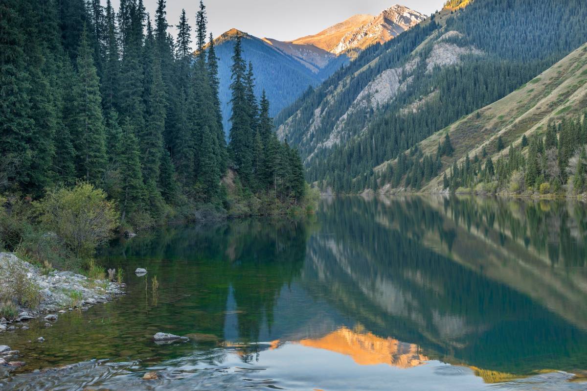 Озера находятся на высоте примерно 1000, 2500 и 2700 м над уровнем моря. Фото: imageBROKER.com / Shutterstock