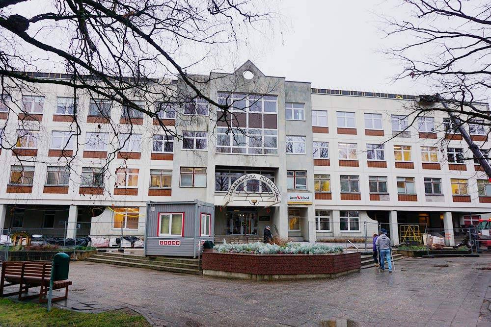 Это «клиникум» при университете в Тарту — то есть студенческая больница. Это единственный университетский госпиталь в Эстонии и единственное в стране медицинское учреждение, в котором проводятся операции по трансплантации почек, аллогенного костного мозга, печени и легких