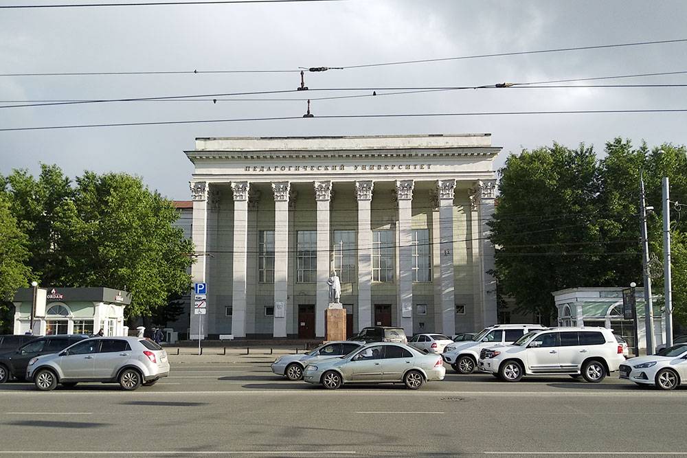Педагогический университет. Перед входом — памятник Максиму Горькому