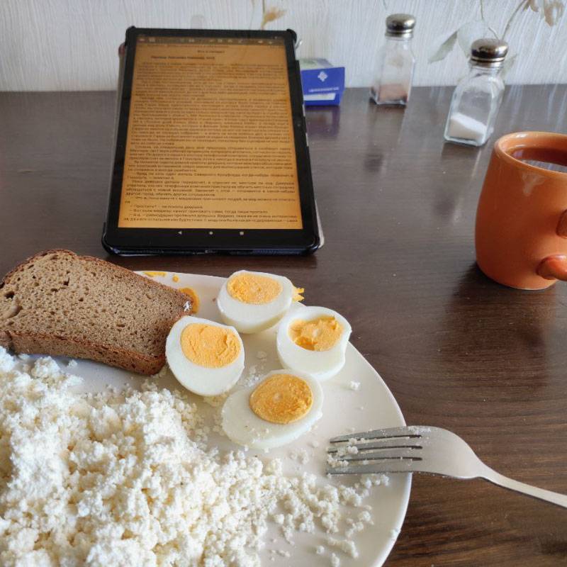 За завтраком продолжаю читать рассказы Воннегута