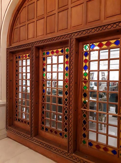 Окна в стиле традиционного иранского дома ведут в один из бутиков с мебелью и предметами интерьера