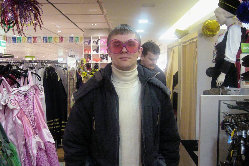 Момент зарождения бизнес-идеи: январь 2009&nbsp;года, Сергей в отделе маскарадных костюмов в немецком торговом центре
