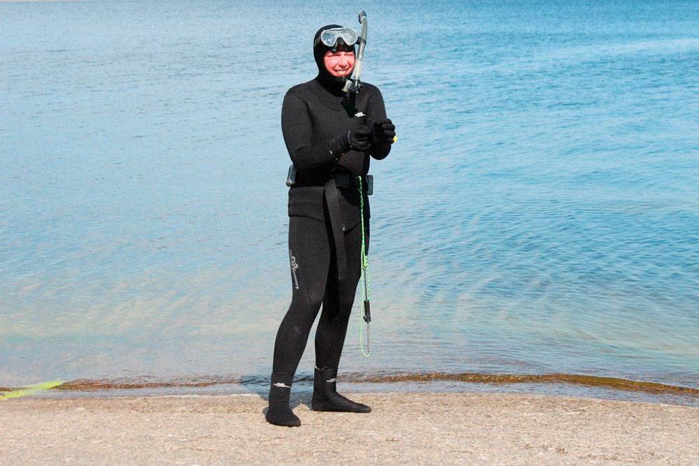 Обмундирование подводного охотника: гидрокостюм, носки, перчатки, маска с трубкой и кукан — трос с веревкой, на который вешают рыбу