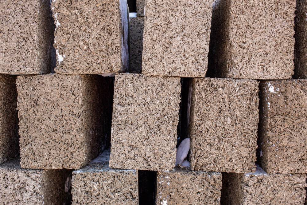 Арболит вблизи: блок состоит из древесной стружки, которая перемешана с цементом. Источник: pkf-sibizvest.pulscen.ru