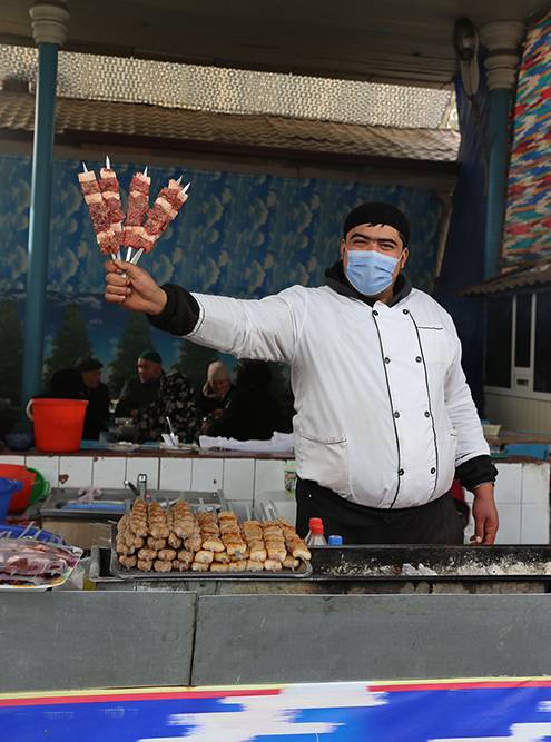 Продавец шашлыков на рынке «Чорсу»