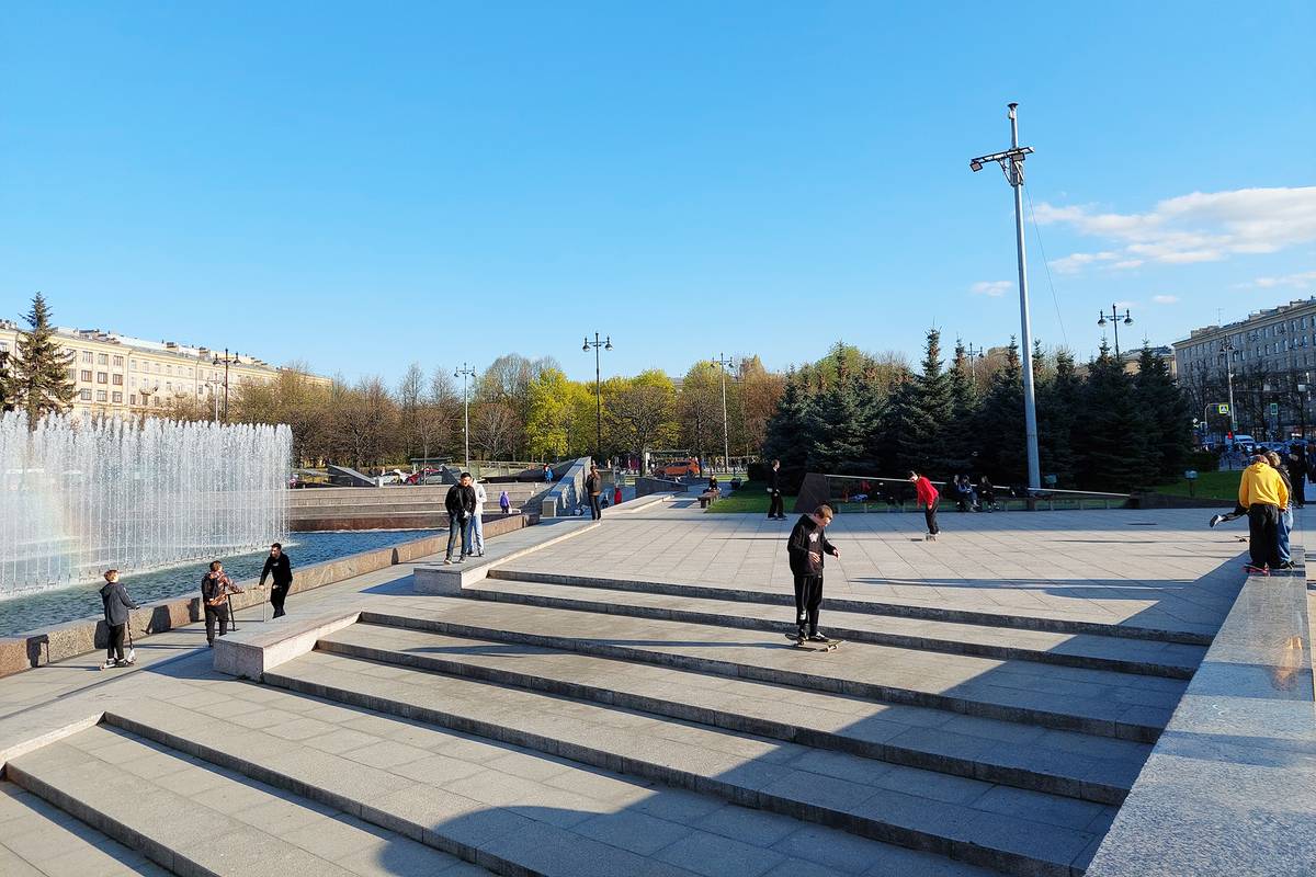 Скейтеры и самокатчики оттачивают свои навыки на Московской площади. Насколько я знаю, такого удобного общественного пространства в городе больше нет