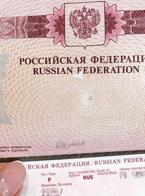 Белое пятно в районе буквы F — причина для&nbsp;замены паспорта