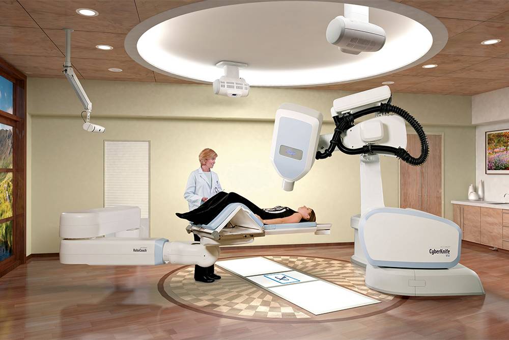 Кибернож напоминает обычную рентгеновскую установку. Сфокусированное излучение направляют точно на опухоль. Источник: Imaging Technology News