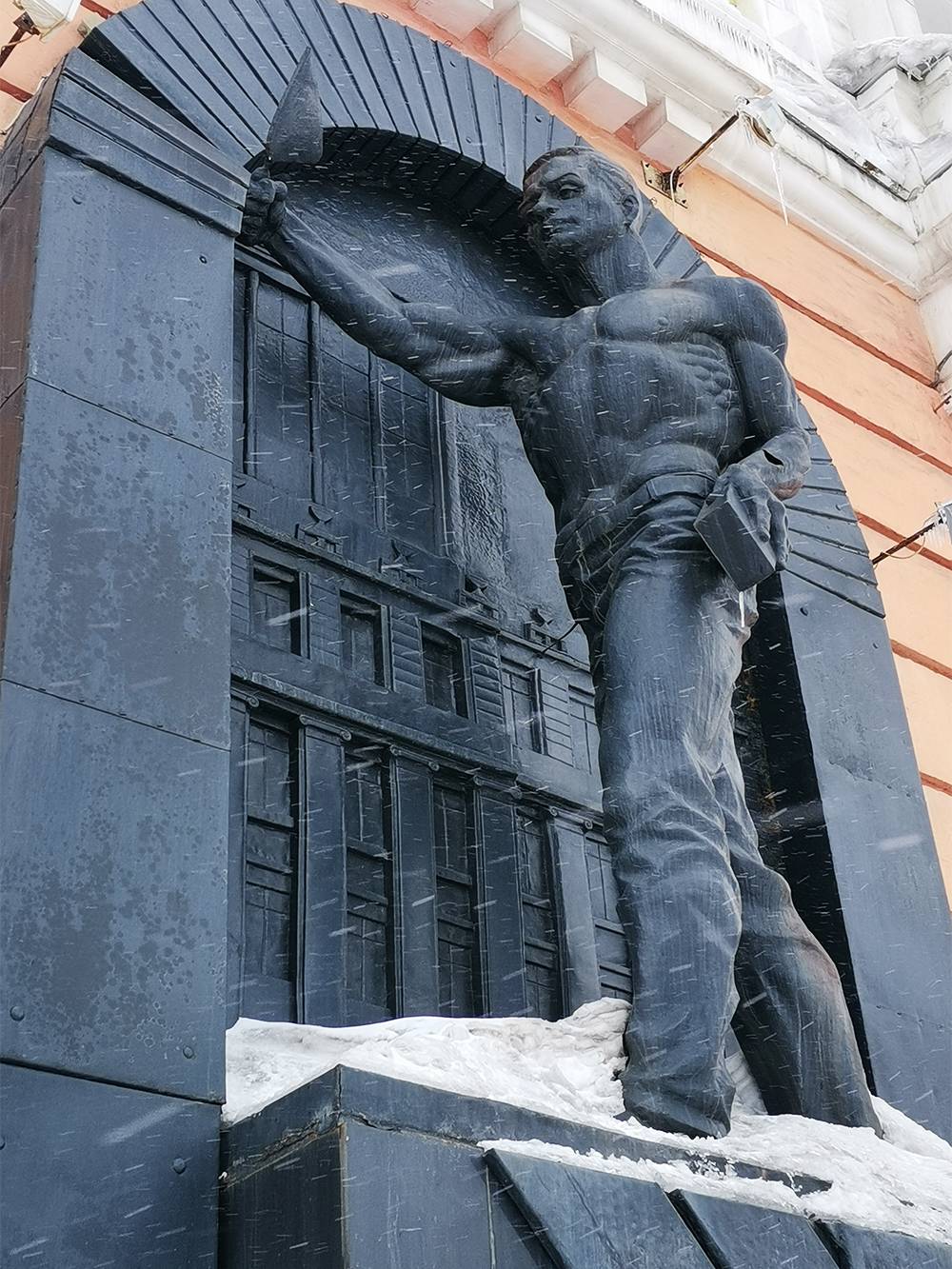 За углом кинотеатра «Родина» установлен памятник строителям Норильска. Он символизирует переход от барачного поселка к современному каменному городу