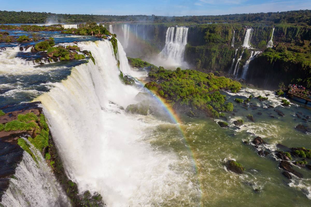 В парке «Игуасу» можно перейти границу с Бразилией, посмотреть на водопады еще и оттуда. Фото:&nbsp;saiko3p&nbsp;/ Shutterstock